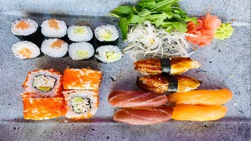 Menú de sushi para 2 con entrantes + 2 bebidas