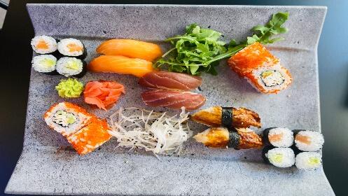 Menú de sushi para 2 con entrantes + 2 bebidas