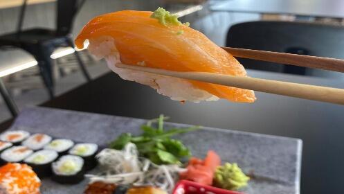 Menú de sushi para 2 con entrantes + 2 bebidas
